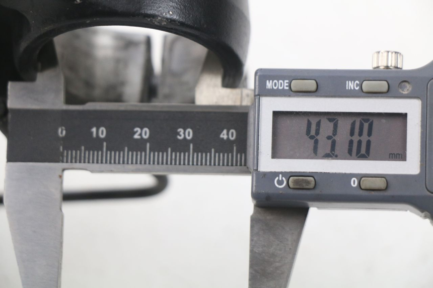 photo de Té FOURCHE SUPERIEUR YAMAHA TDM ABS 900 (2002 - 2014) - Détail de la pièce