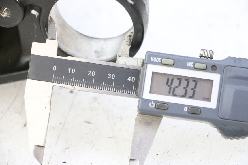 photo de Té FOURCHE SUPERIEUR YAMAHA TDM ABS 900 (2002 - 2014) - Détail de la pièce