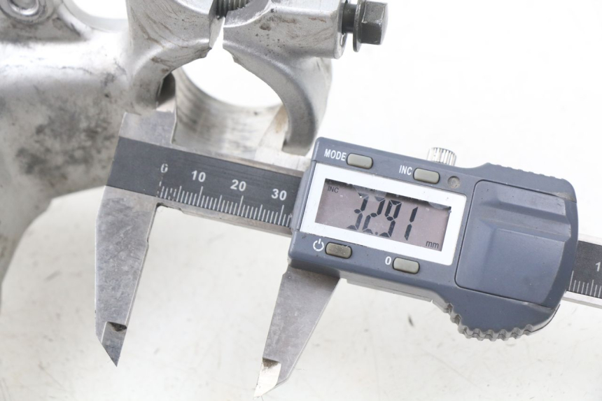 photo de TE FOURCHE SUPERIEUR YAMAHA TW 125 (1998 - 2002) - Détail de la pièce