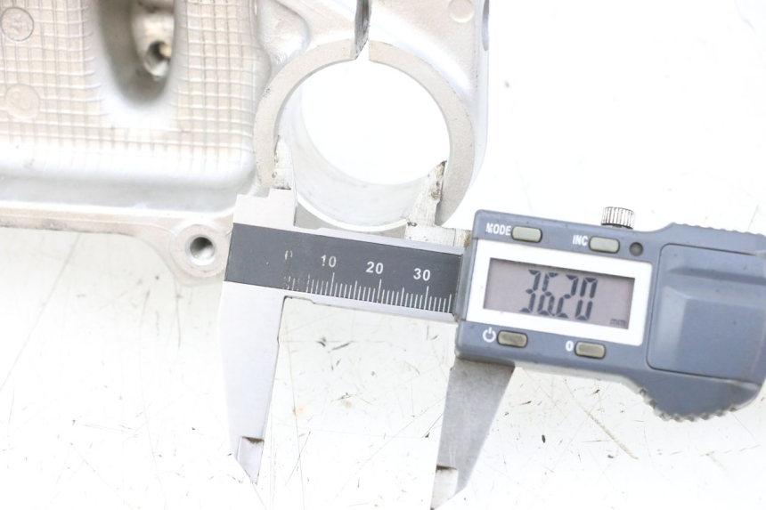 photo de TE FOURCHE SUPERIEUR SUZUKI VL INTRUDER 125 (2004 - 2007) - Détail de la pièce