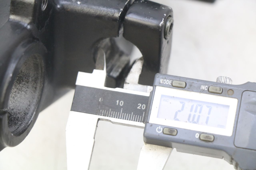 photo de Té FOURCHE SUPERIEUR SYM WOLF SB 125 (2011 - 2018) - Détail de la pièce