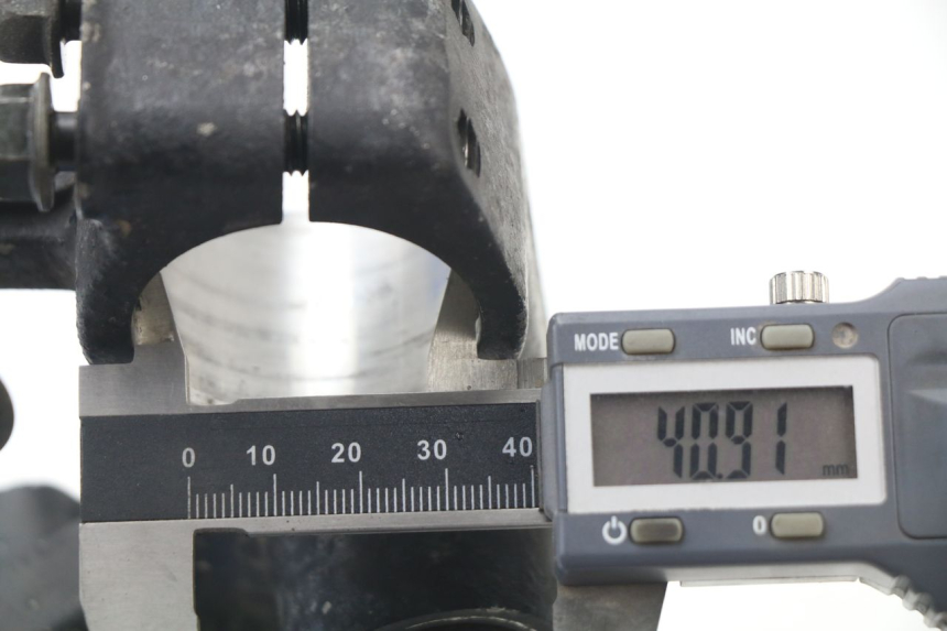 photo de TE FOURCHE SUPERIEUR HONDA XLV TRANSALP 650 (2005 - 2007) - Gros plan technique