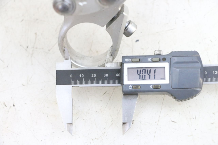 photo de TE FOURCHE SUPERIEUR KAWASAKI ZR 7 750 (1999 - 2004) - Détail de la pièce