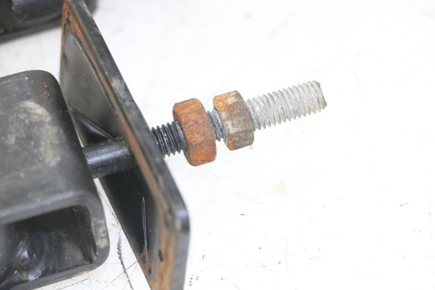 photo de TENDEUR CHAINE HONDA CBF 500 (2004 - 2007) - Gros plan technique