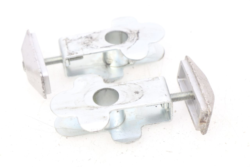 photo de TENDEUR CHAINE SUZUKI GSF N BANDIT 600 (2000 - 2004) - Gros plan technique