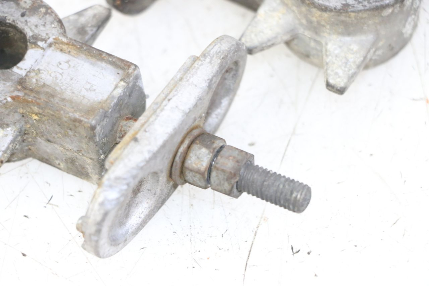 photo de TENDEUR CHAINE YAMAHA XJN DIVERSION 600 (2000 - 2003) - Gros plan technique