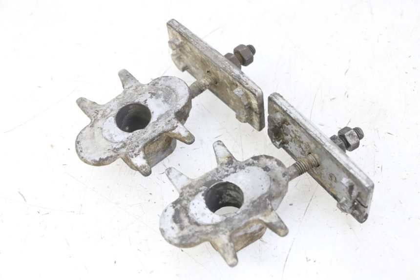 photo de TENDEUR CHAINE YAMAHA FZS FAZER 600 (2001 - 2003) - Gros plan technique