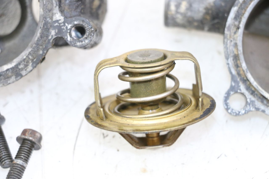 photo de THERMOSTAT KAWASAKI GTR 1000 (1994 - 2004) - Gros plan technique