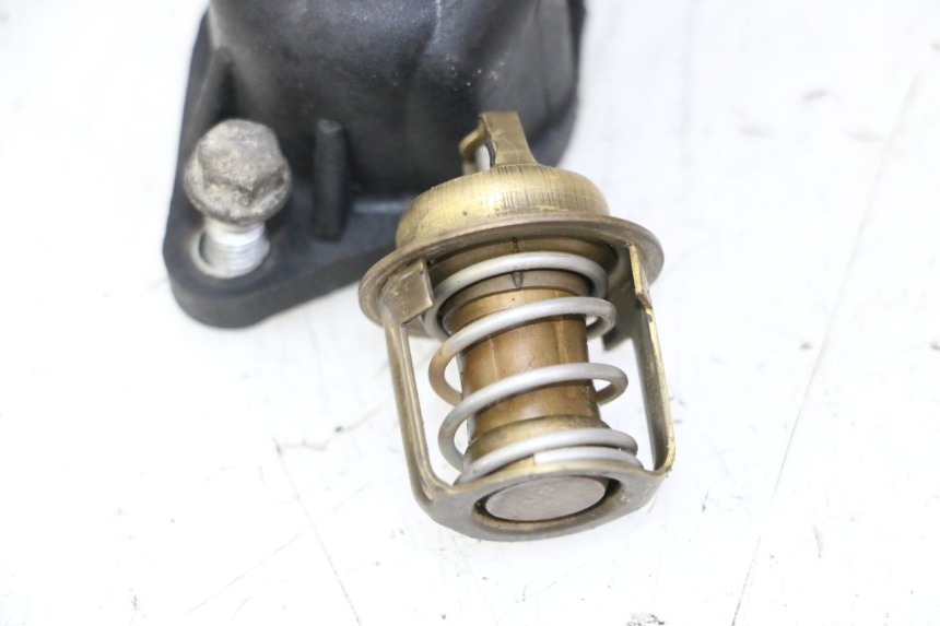 photo de THERMOSTAT PEUGEOT SATELIS 125 (2010 - 2012) - Autre angle de vue