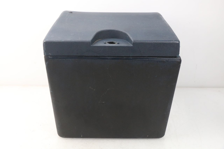 photo de TOP CASE KYMCO AGILITY 4T 50 (2005 - 2018) - Gros plan technique