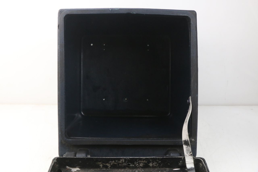 photo de TOP CASE KYMCO AGILITY 4T 50 (2005 - 2018) - Points de fixation