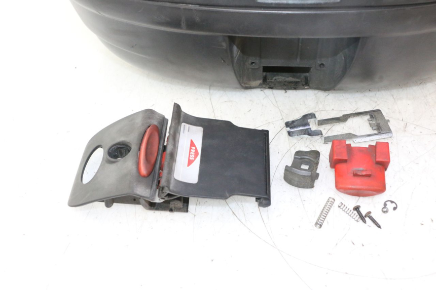 photo de TOP CASE APRILIA ATLANTIC S 125 (2010 - 2013) - Détail de la pièce