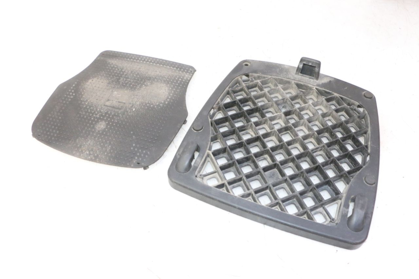 photo de TOP CASE PEUGEOT KISBEE 2T 50 (2010 - 2017) - Détail de la pièce