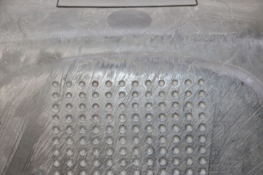 photo de TOP CASE PEUGEOT KISBEE 2T 50 (2010 - 2017) - Gros plan technique