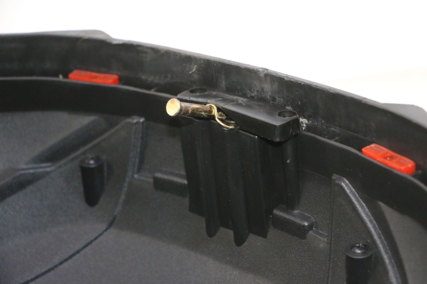photo de TOP CASE PEUGEOT KISBEE 4T 50 (2023 - 2026) - Zoom état d’usage