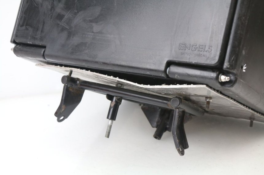 photo de TOP CASE PIAGGIO LIBERTY 4T 50 (2009 - 2015) - Points de fixation