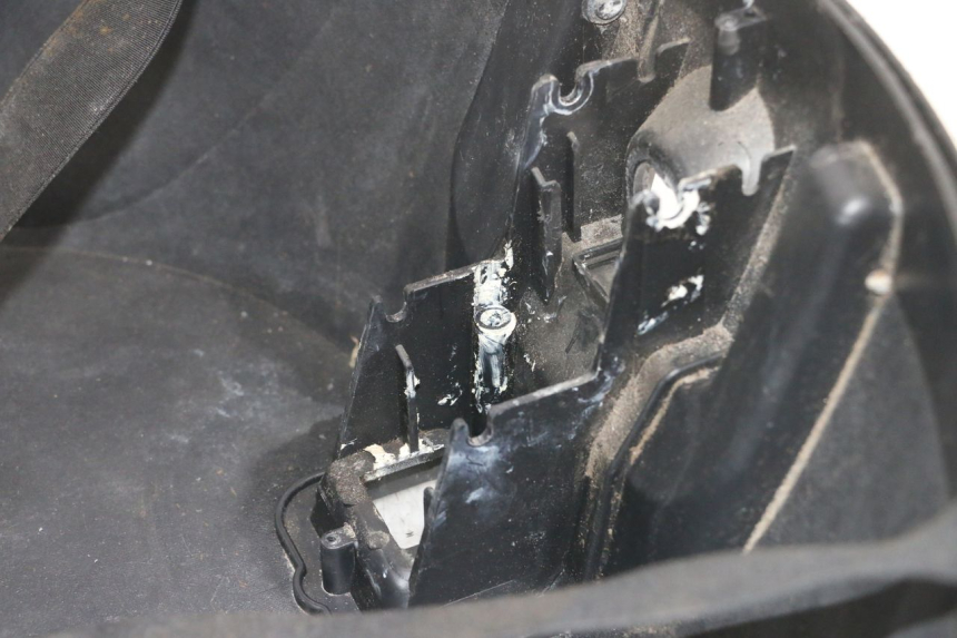 photo de TOP CASE PIAGGIO MP3 LT 300 (2010 - 2016) - Détail de la pièce