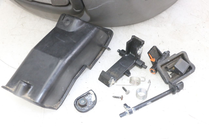 photo de TOP CASE PIAGGIO MP3 LT 300 (2010 - 2016) - Points de fixation