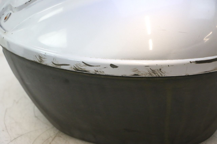 photo de TOP CASE PIAGGIO MP3 125 (2006 - 2014) - Gros plan technique