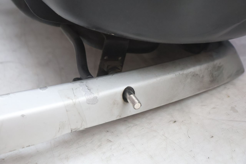 photo de TOP CASE PEUGEOT SATELIS 125 (2006 - 2009) - Gros plan technique
