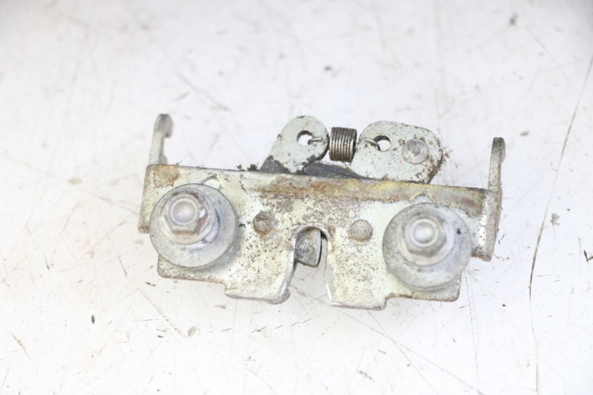 photo de TOP CASE APRILIA SCARABEO GT TOURING 125 (1999 - 2005) - Gros plan technique