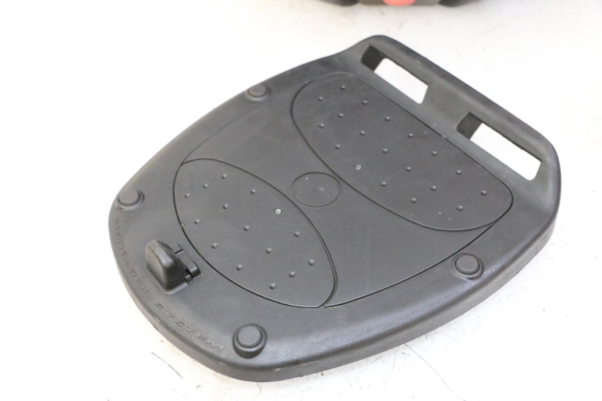 photo de TOP CASE PEUGEOT V-CLIC VCLIC 50 (2007 - 2013) - Zoom composants