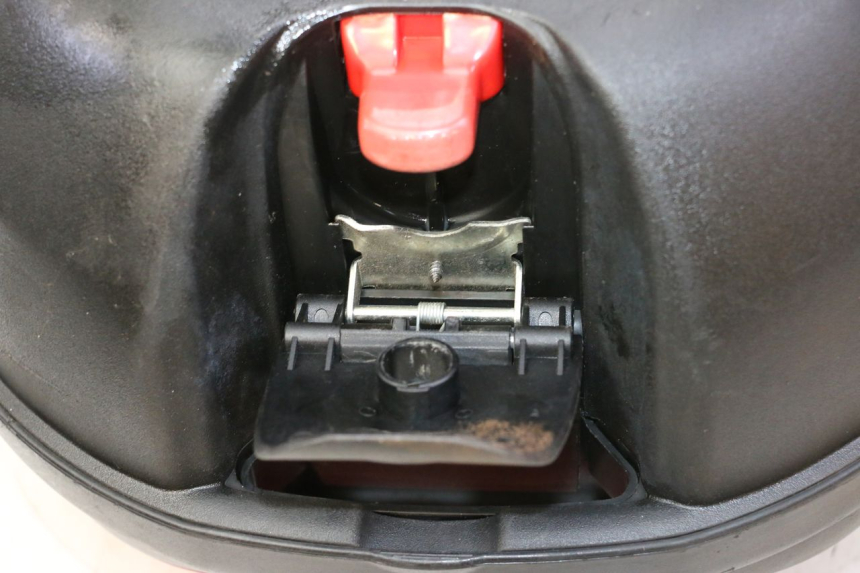 photo de TOP CASE PEUGEOT V-CLIC VCLIC 50 (2007 - 2013) - Gros plan technique