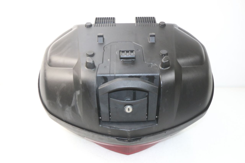 photo de TOP CASE YAMAHA YP X-MAX XMAX 400 (2014 - 2017) - Gros plan technique