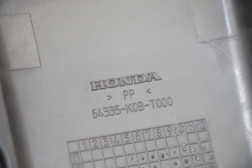 photo de TRAPPE DE VISITE AVANT HONDA FORZA 125 (2021 - 2025) - Gros plan technique