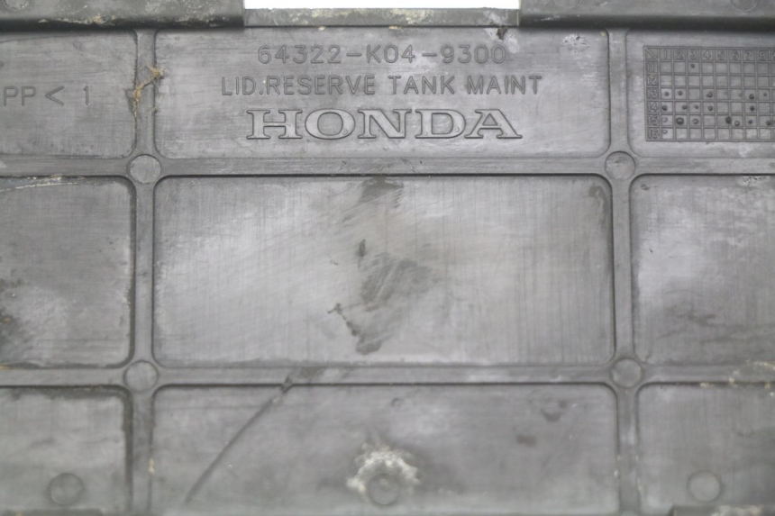 photo de TRAPPE DE VISITE DROITE HONDA FORZA 125 (2015 - 2016) - Zoom état d’usage