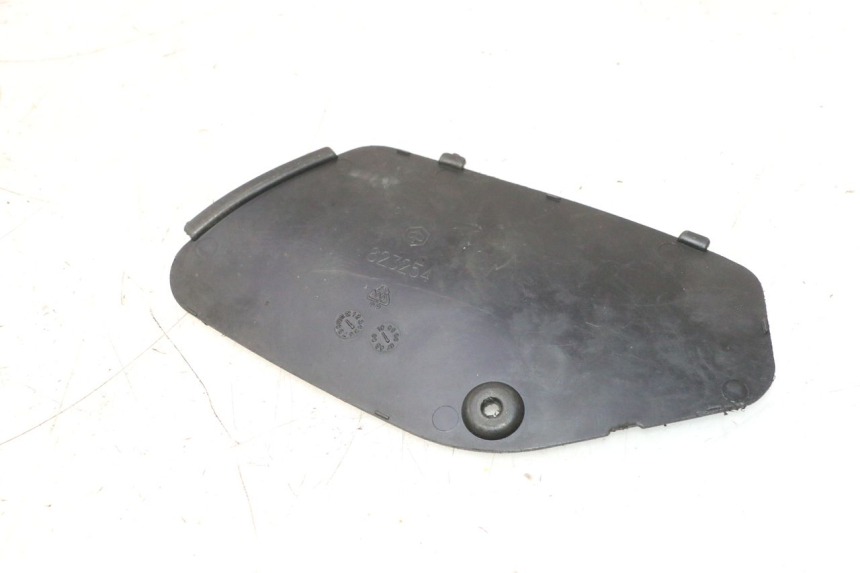 photo de TRAPPE DE VISITE DROITE PIAGGIO MP3 125 (2006 - 2014) - Gros plan technique