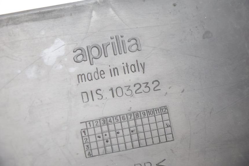 photo de TRAPPE DE VISITE APRILIA SCARABEO GT 125 (1999 - 2007) - Points de fixation