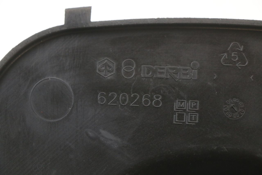 photo de TRAPPE DE VISITE PIAGGIO X8 125 (2004 - 2007) - Gros plan technique