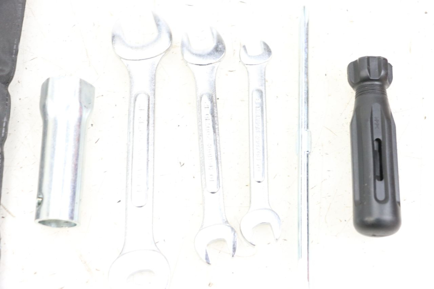 photo de TROUSSE A OUTILS DAELIM A-FOUR 2T 50 (2005 - 2012) - Détail de la pièce