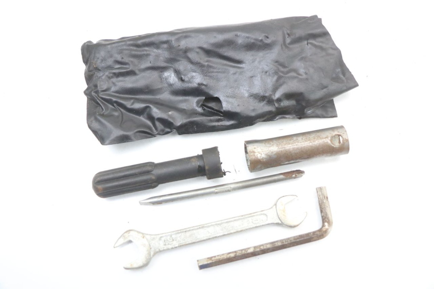 photo de TROUSSE A OUTILS JONWAY AZTRAL 125 (2008 - 2017) - Détail de la pièce