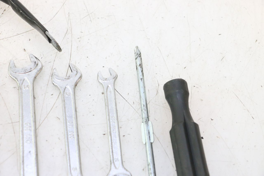 photo de TROUSSE A OUTILS HONDA CB F HORNET 600 (2005 - 2006) - Autre angle de vue