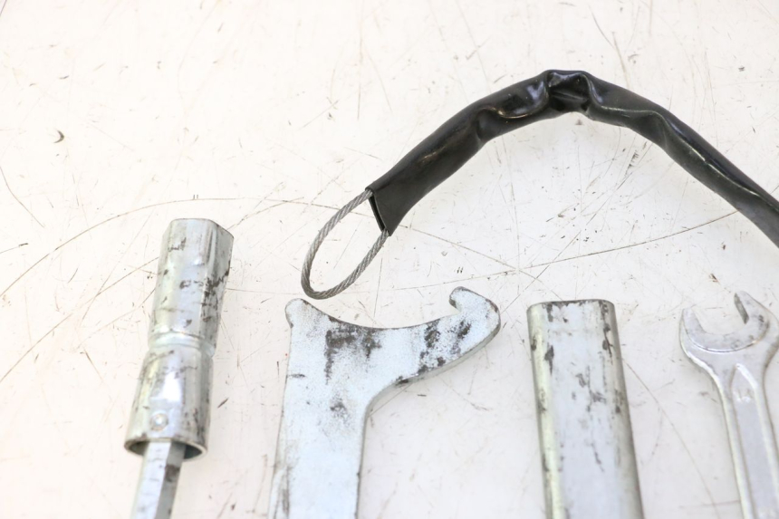 photo de TROUSSE A OUTILS HONDA CB F HORNET 600 (2005 - 2006) - Vue d’ensemble