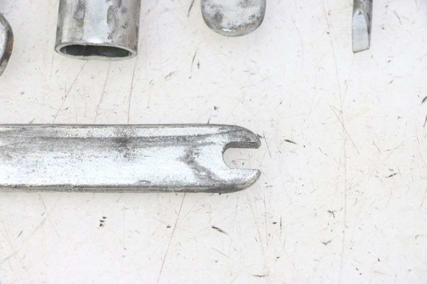 photo de TROUSSE A OUTILS HONDA CBF 125 (2009 - 2015) - Gros plan technique