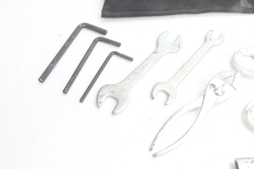 photo de TROUSSE A OUTILS KAWASAKI ER-6 ER6 F ABS 650 (2012 - 2016) - Zoom état d’usage