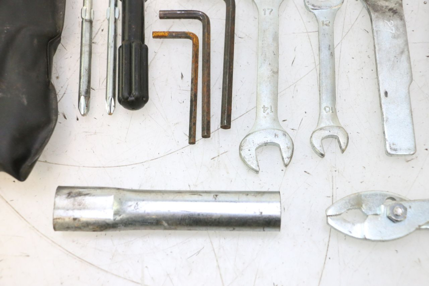 photo de TROUSSE A OUTILS KAWASAKI ER-6 ER6 N 650 (2005 - 2009) - Points de fixation