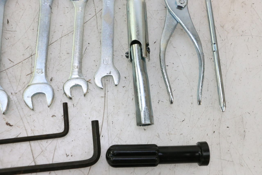 photo de TROUSSE A OUTILS YAMAHA FJR 1300 (2001 - 2005) - Points de fixation