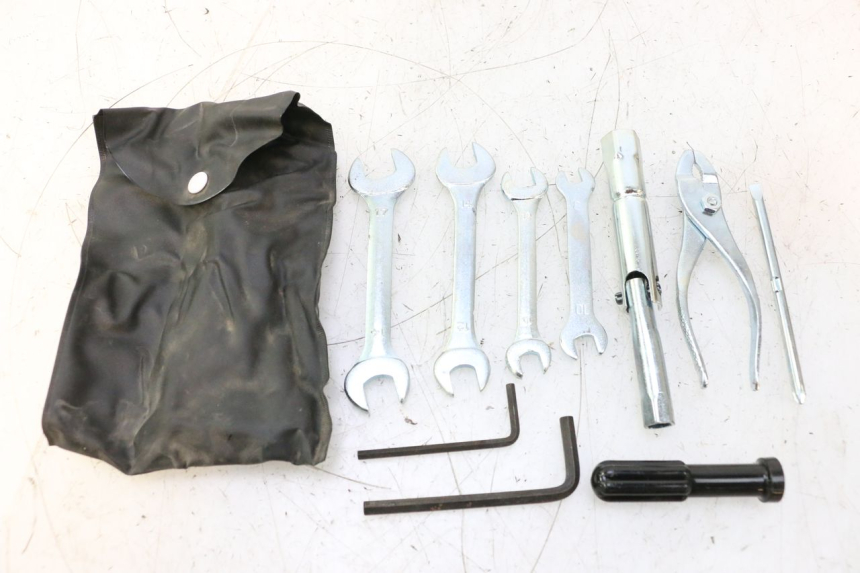 photo de TROUSSE A OUTILS YAMAHA FJR 1300 (2001 - 2005) - Marquages et références