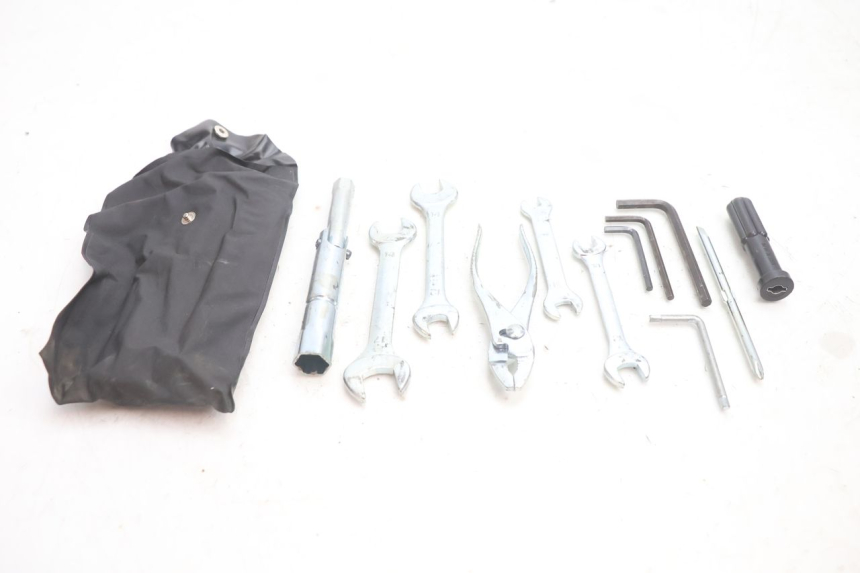 photo de TROUSSE A OUTILS YAMAHA FJR 1300 (2001 - 2005) - Détail de la pièce