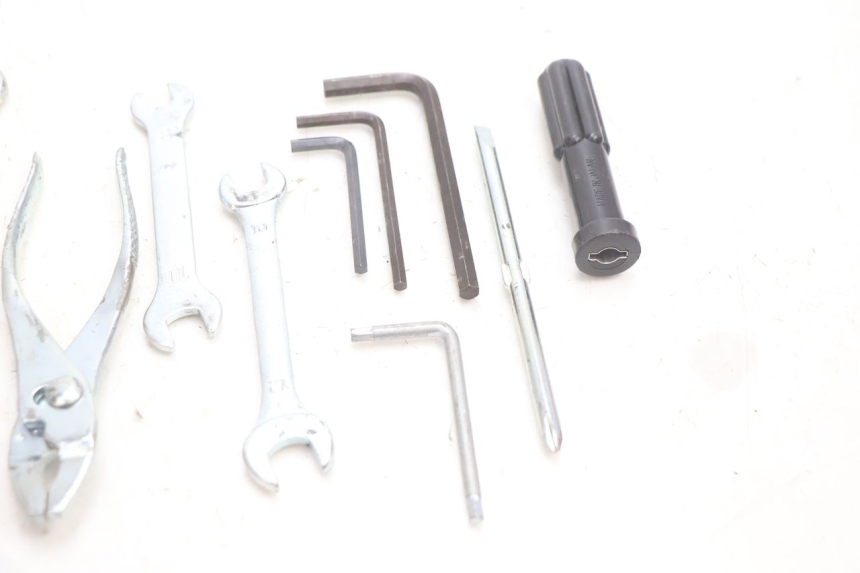 photo de TROUSSE A OUTILS YAMAHA FJR 1300 (2001 - 2005) - Autre angle de vue