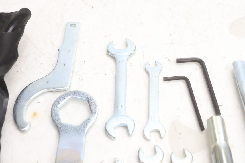 photo de TROUSSE A OUTILS YAMAHA FZ8 800 (2010 - 2016) - Détail de la pièce