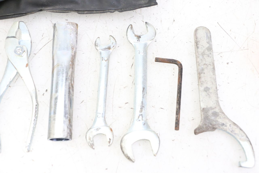 photo de TROUSSE A OUTILS SUZUKI GSR 750 (2011 - 2017) - Points de fixation