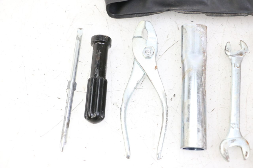 photo de TROUSSE A OUTILS SUZUKI GSR 750 (2011 - 2017) - État de surface