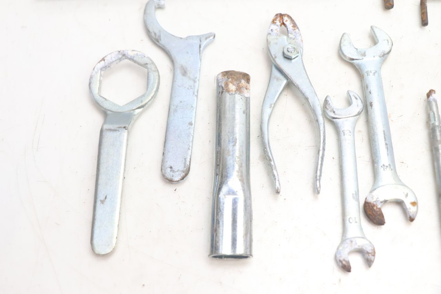 photo de TROUSSE A OUTILS SUZUKI GSR 600 (2005 - 2012) - Autre angle de vue