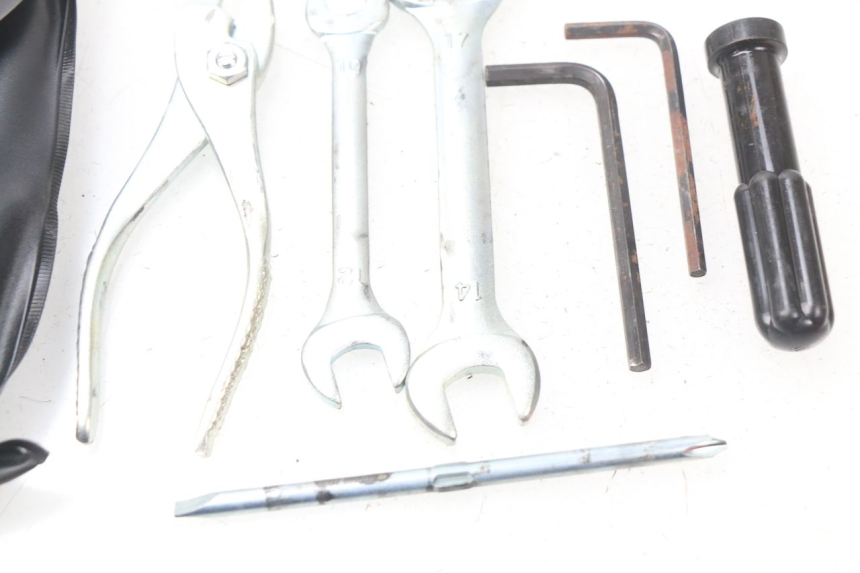 photo de TROUSSE A OUTILS SUZUKI GSX-R GSXR K16 1000 (2012 - 2016) - Détail de la pièce