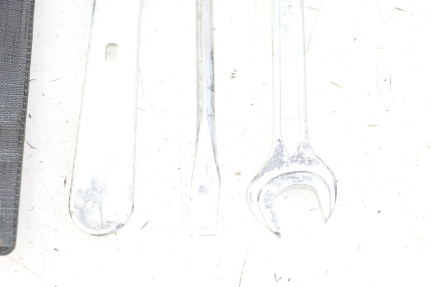 photo de TROUSSE A OUTILS HONDA FES S-WING SWING ABS 125 (2007 - 2015) - Gros plan technique